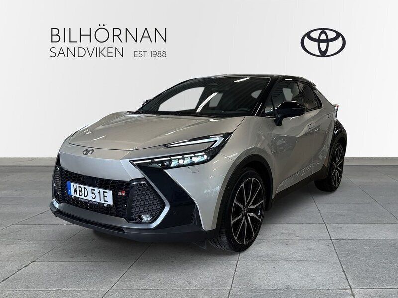Silver Begagnad 2024 Toyota C-HR Sport SUV | 489 900 kr (Lite dyr) - Bild 1/4