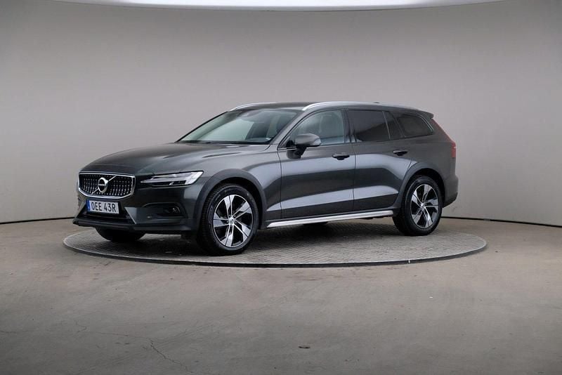 Mörkgrå Begagnad 2022 Volvo V60 CC Pro Kombi | 319 000 kr (Superpris) - Bild 1/4