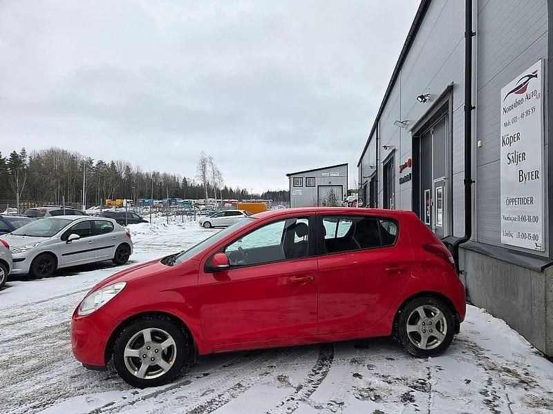 Begagnad Hyundai i20 Select 90 HK (66 kW) 2011 Röd Halvkombi