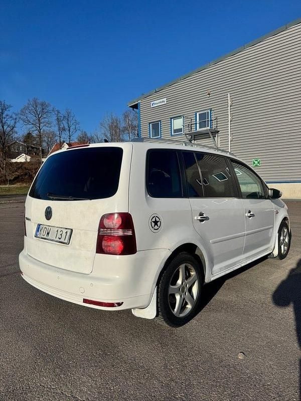 Begagnad VW Touran R-line Edition 170 HK (125 kW) 2010 Vit Minibuss