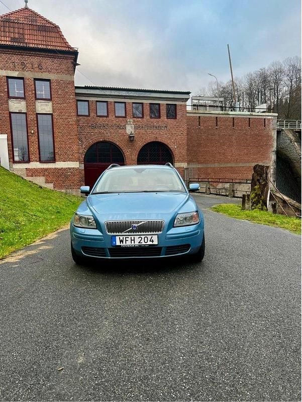 Blå Begagnad 2005 Volvo V50 Kombi | 28 500 kr (Marknadspris) - Bild 1/4