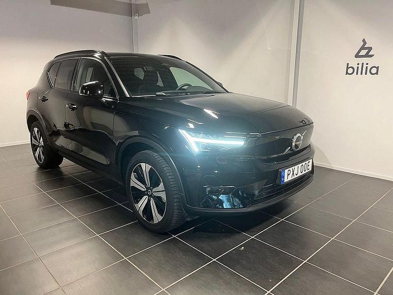 Svart Begagnad 2022 Volvo XC40 Plus SUV | 354 900 kr - Bild 1/3