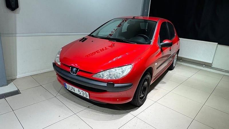Begagnad Peugeot 206 75 HK (55 kW) 2004 Röd Halvkombi