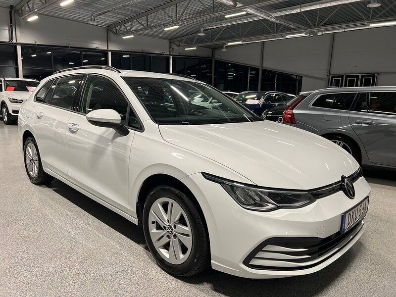 Vit Begagnad 2021 VW Golf VIII Kombi | 209 900 kr (Marknadspris) - Bild 1/4