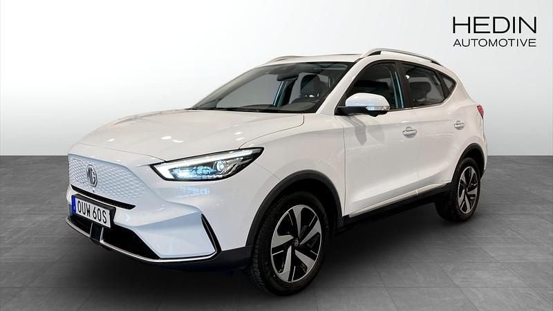 Vit (white) Begagnad 2022 MG ZS Luxury Sedan | 233 488 kr (Bra pris) - Bild 1/4