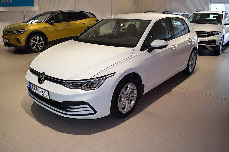 Vit Begagnad 2022 VW Golf VIII Halvkombi | 229 800 kr (Marknadspris) - Bild 1/4