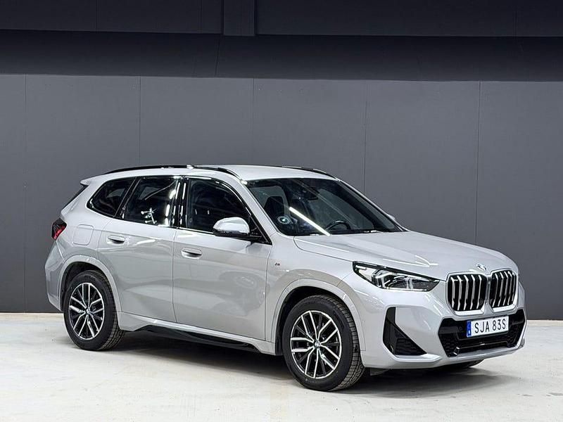 Grå Begagnad 2024 BMW X1 M Sport SUV | 359 900 kr (Superpris) - Bild 1/4