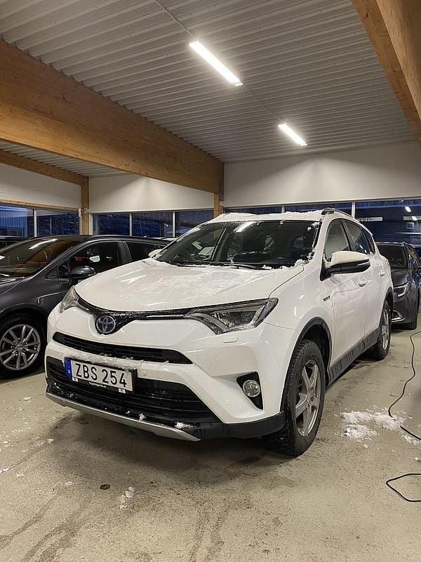 Vit Begagnad 2017 Toyota RAV4 Hybrid Active SUV | 199 900 kr (Marknadspris) - Bild 1/2