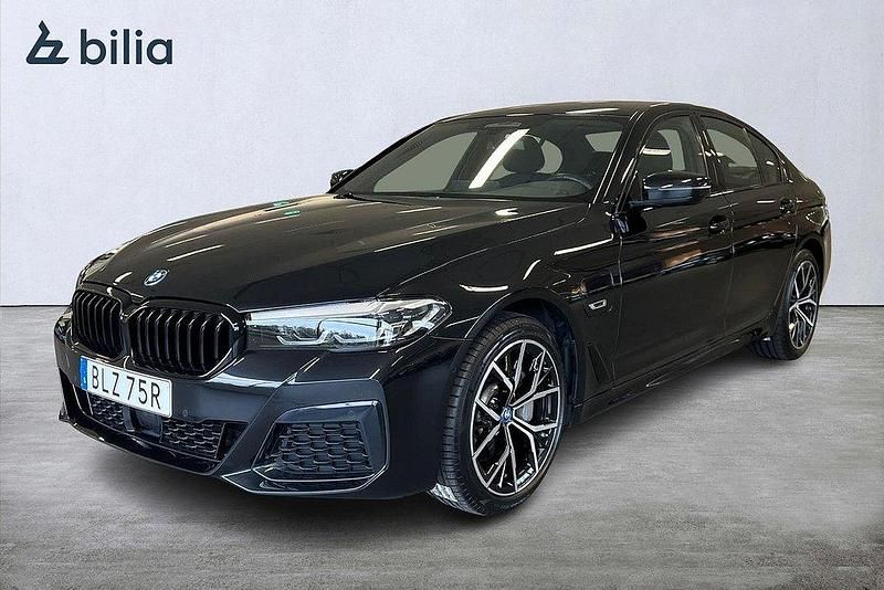 Svart Begagnad 2023 BMW 530e M Sport Sedan | 479 900 kr (Lite dyr) - Bild 1/4