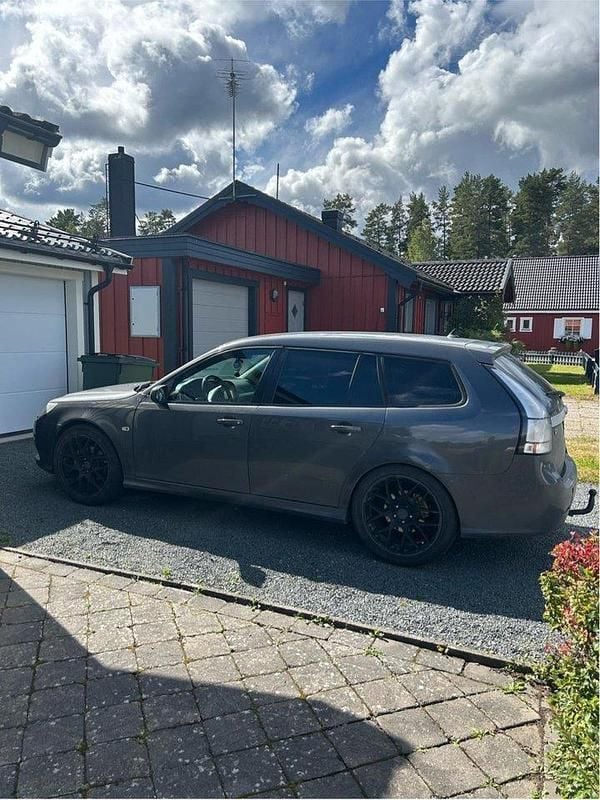 Grå Begagnad 2009 Saab 9-3 Vector Kombi | 32 000 kr (Bra pris) - Bild 1/4