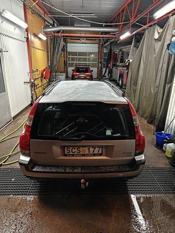 Grå Begagnad 2001 Volvo V70 Kombi | 15 000 kr (Marknadspris) - Bild 1/4