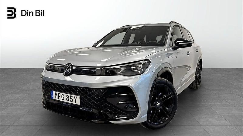 Oyster silver metallic Begagnad 2024 VW Tiguan R-line SUV | 539 900 kr - Bild 1/4