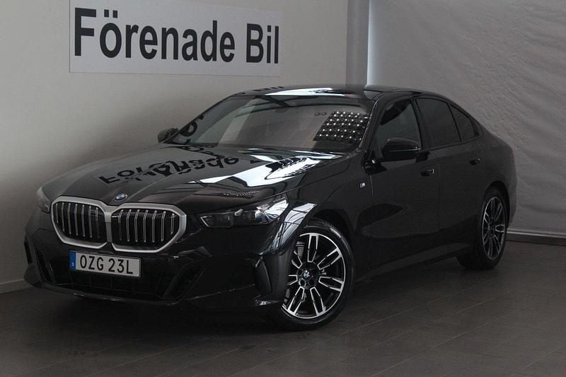 Svart Begagnad 2024 BMW 520 M Sport Sedan | 639 000 kr (Dyr) - Bild 1/4