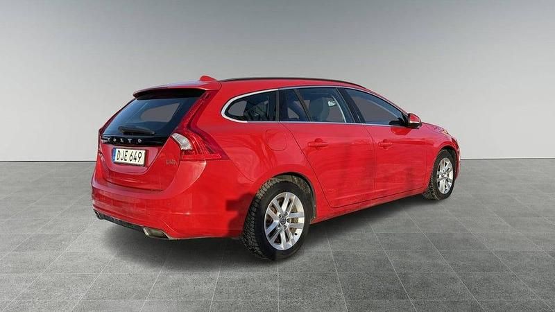Begagnad Volvo V60 Momentum 184 HK (135 kW) 2014 Röd Kombi