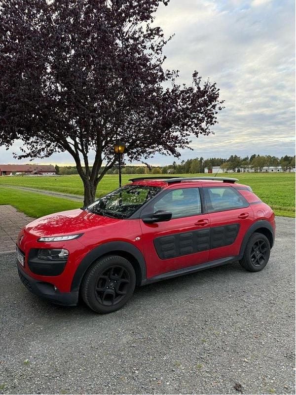 Röd Begagnad 2015 Citroën C4 Cactus PureTech Halvkombi | 42 000 kr (Superpris) - Bild 1/4