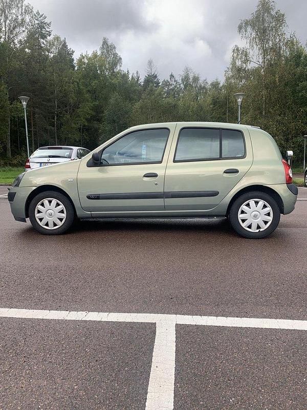Grön Begagnad 2003 Renault Clio II Expression Halvkombi | 29 900 kr (Lite dyr) - Bild 1/4