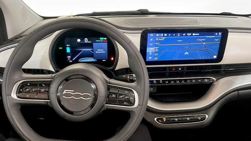 Begagnad Fiat 500e Icon 86 kW (118 HK) 2022 Vit Halvkombi