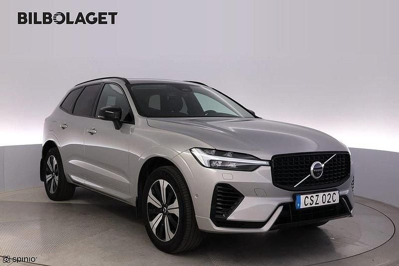 Silver Begagnad 2025 Volvo XC60 Plus SUV | 579 800 kr (Marknadspris) - Bild 1/4