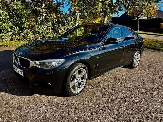 Svart metallic Begagnad 2014 BMW 320 Gran Turismo M Sport Halvkombi | 129 000 kr (Marknadspris) - Bild 1/4