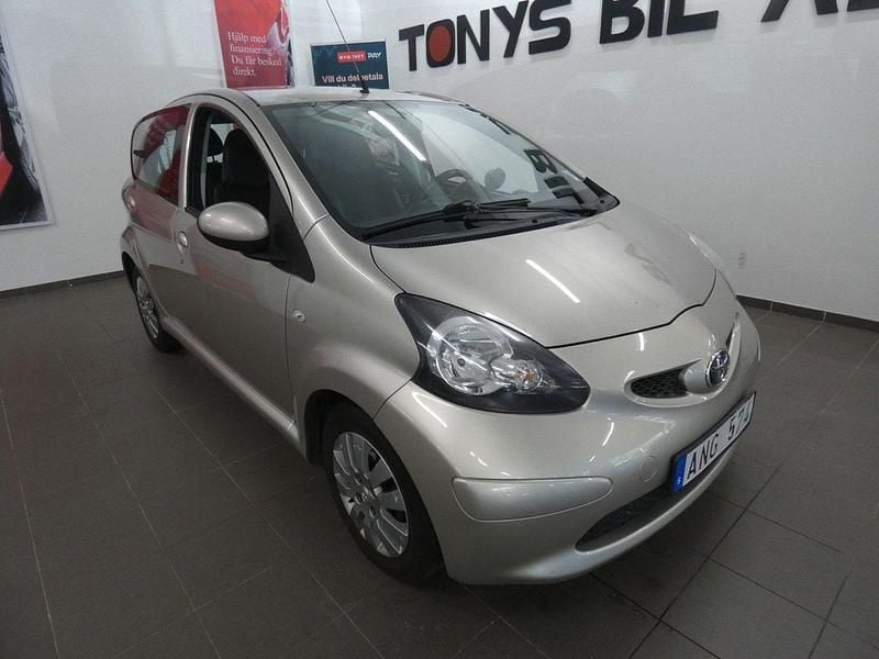 Ljusbrun (brun) Begagnad 2008 Toyota Aygo Halvkombi | 27 900 kr (Marknadspris) - Bild 1/4