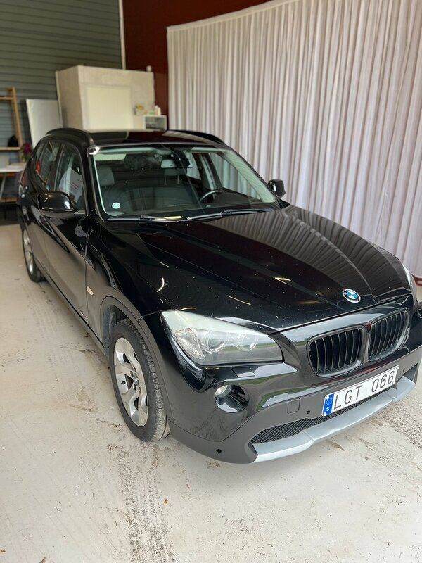 Svart Begagnad 2011 BMW X1 SUV | 89 900 kr (Marknadspris) - Bild 1/4