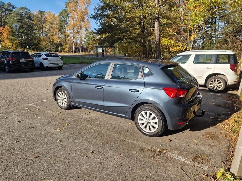 Grå Begagnad 2021 Seat Ibiza Style Halvkombi | 140 000 kr (Marknadspris) - Bild 1/4