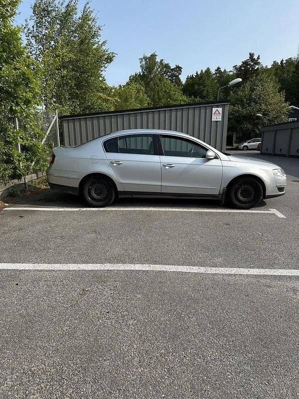 Silver Begagnad 2007 VW Passat Comfortline Sedan | 17 000 kr (Marknadspris) - Bild 1/4