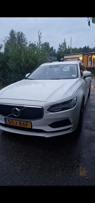 Vit Begagnad 2020 Volvo V90 Momentum Kombi | 145 000 kr (Dyr) - Bild 1/2