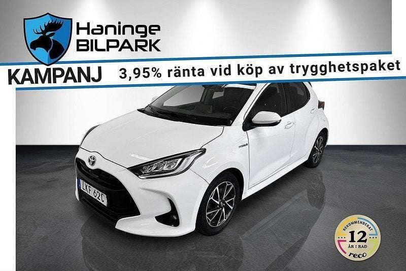 Vit Begagnad 2021 Toyota Yaris Hybrid Halvkombi | 179 900 kr (Marknadspris) - Bild 1/3