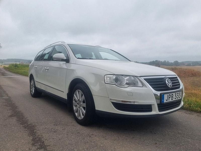 Vit Begagnad 2010 VW Passat Sportline Kombi | 34 800 kr - Bild 1/4