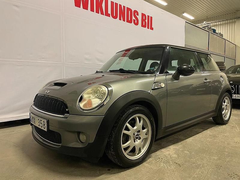 Gråmetallic Begagnad 2007 Mini Cooper S Halvkombi | 59 900 kr (Marknadspris) - Bild 1/4