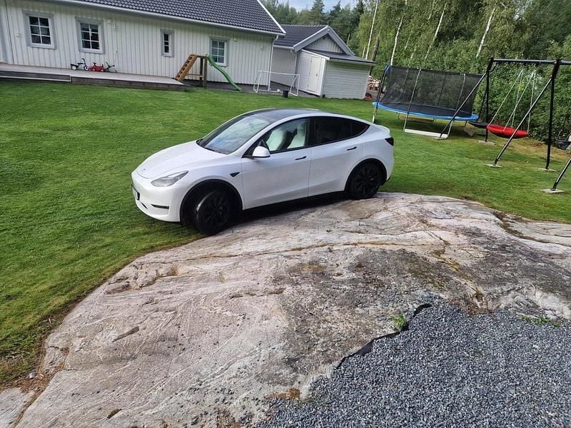 Vit Begagnad 2021 Tesla Model Y Long Range SUV | 292 000 kr - Bild 1/4