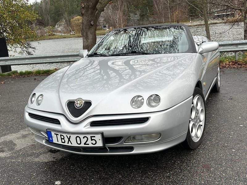 Begagnad Alfa Romeo Spider Lusso 155 HK (114 kW) 1999 Silver Cab