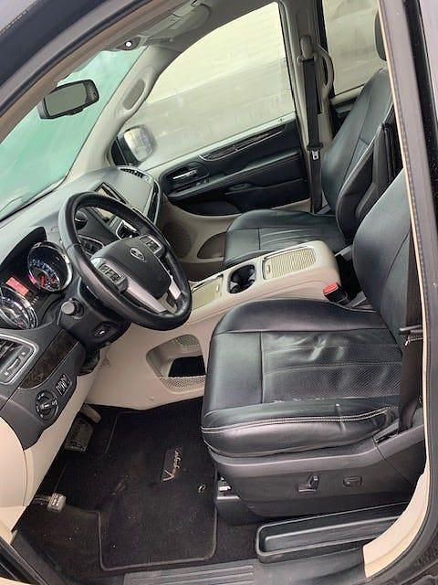 Begagnad Lancia Voyager 283 HK (208 kW) 2013 Svartmetallic Minibuss