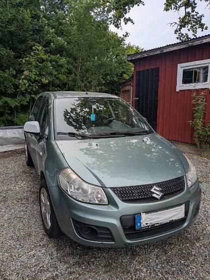 Grön Begagnad 2011 Suzuki SX4 Halvkombi | 37 000 kr (Superpris) - Bild 1/4