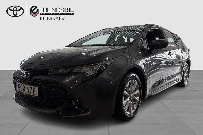 Mörkgrå Begagnad 2024 Toyota Corolla Active Kombi | 309 900 kr (Marknadspris) - Bild 1/4