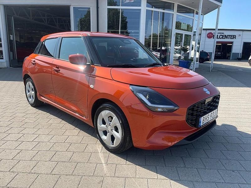 Begagnad Suzuki Swift 83 HK (61 kW) 2024 Orange (flame orange) Halvkombi