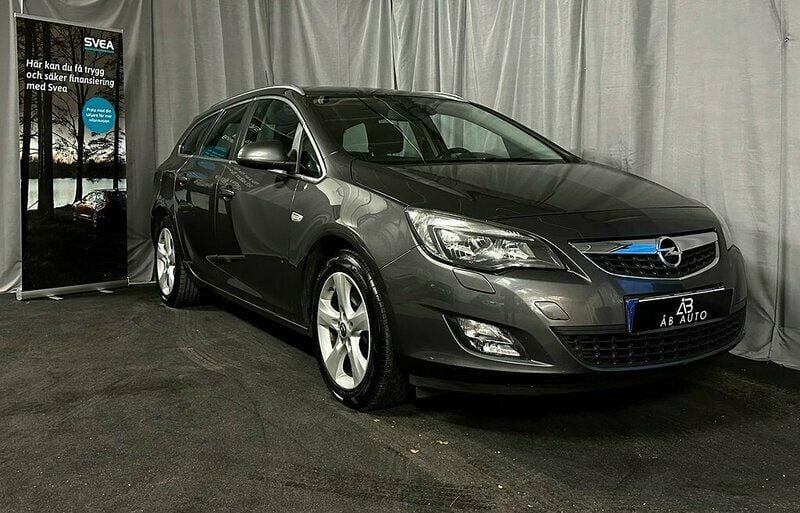 Grå Begagnad 2012 Opel Astra Kombi | 49 900 kr (Marknadspris) - Bild 1/4