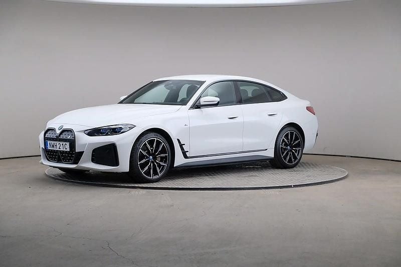 Vit Begagnad 2022 BMW i4 M Sport Sedan | 395 000 kr (Marknadspris) - Bild 1/4