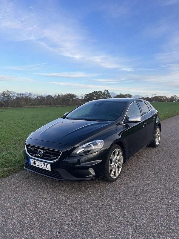Svart Begagnad 2015 Volvo V40 R-Design Halvkombi | 147 500 kr (Bra pris) - Bild 1/4