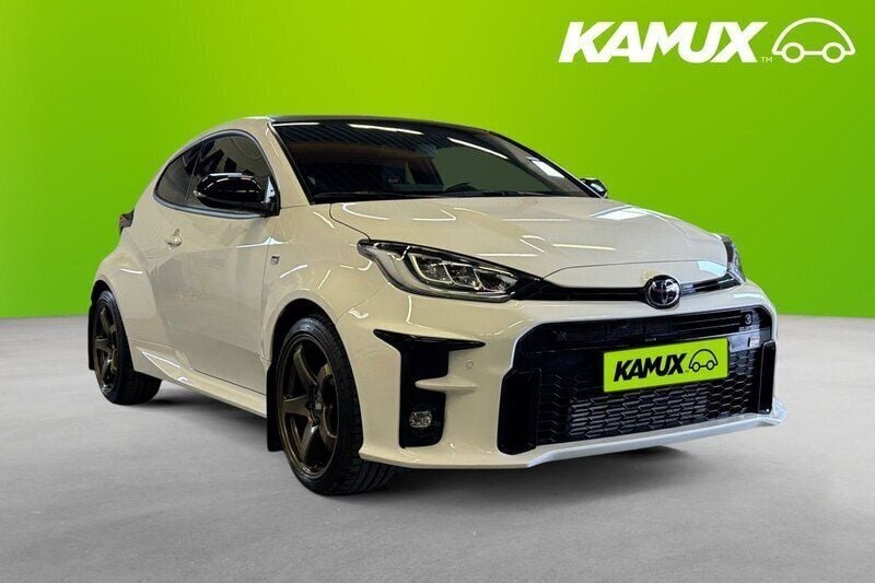 Vit Begagnad 2021 Toyota Yaris Halvkombi | 387 800 kr (Marknadspris) - Bild 1/4