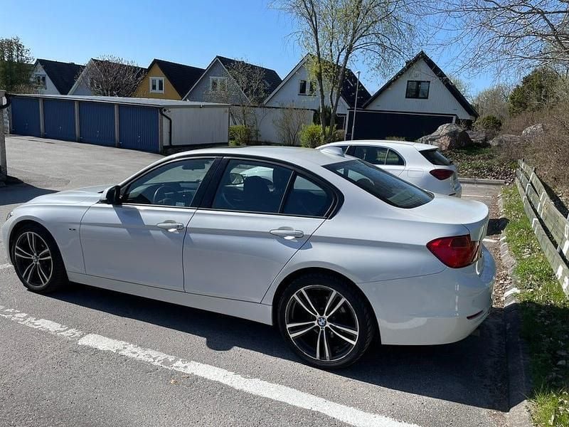 Begagnad 2014 BMW 320 Sedan | 154 900 kr (Marknadspris) - Bild 1/3