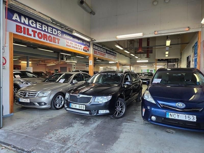 Begagnad Skoda Superb Elegance 140 HK (102 kW) 2011 Svart Kombi