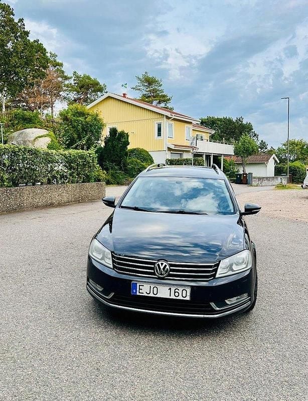 Svart Begagnad 2013 VW Passat Kombi | 60 000 kr (Marknadspris) - Bild 1/4
