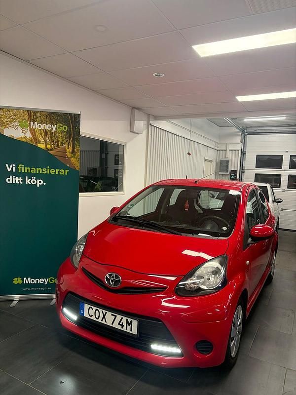 Röd Begagnad 2012 Toyota Aygo Halvkombi | 39 900 kr (Marknadspris) - Bild 1/4