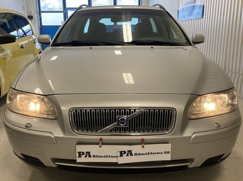 Begagnad Volvo V70 Business Edition 141 HK (103 kW) 2005 Ljusgrå Kombi
