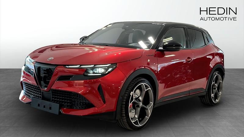 Röd (red) Ny 2024 Alfa Romeo Junior Veloce SUV | 516 800 kr (Marknadspris) - Bild 1/4