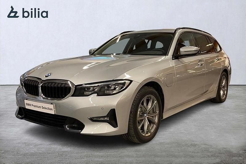 Silver Begagnad 2021 BMW 330e Sport Line Kombi | 298 000 kr (Superpris) - Bild 1/4