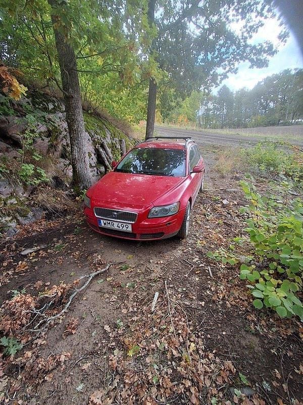 Röd Begagnad 2005 Volvo V50 Kombi | 23 000 kr (Marknadspris) - Bild 1/3