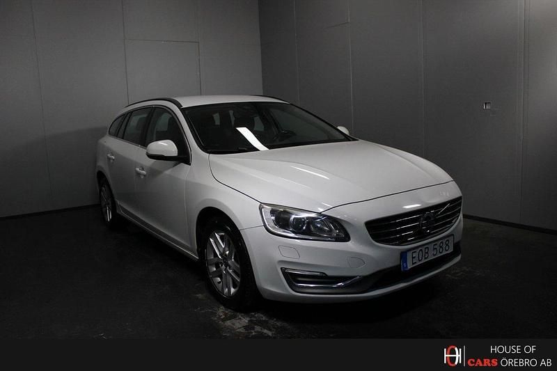 Vit Begagnad 2015 Volvo V60 Momentum Kombi | 89 900 kr (Bra pris) - Bild 1/4